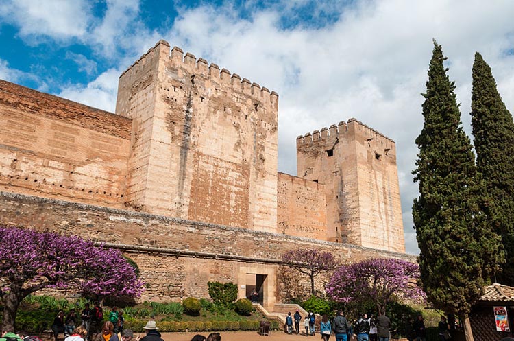 800px-Alcazaba_in_Alhambra,_Granada_(6930663530)